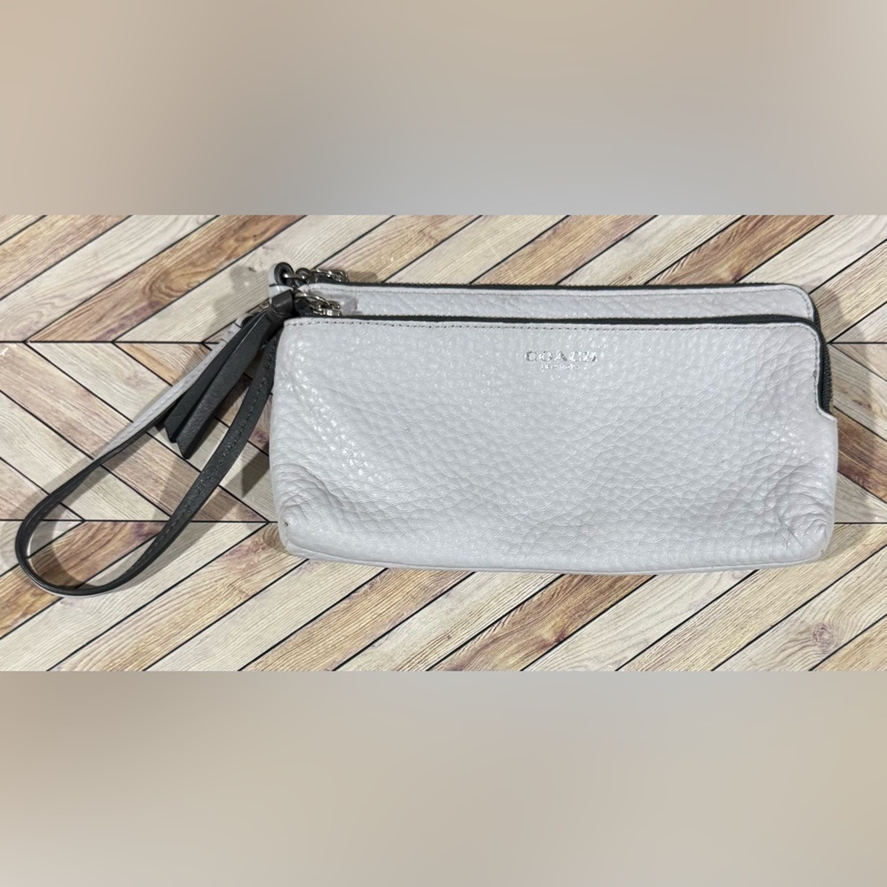 Coach White Pebbled Leather Wristlet with Black Strap Good Preloved Condition